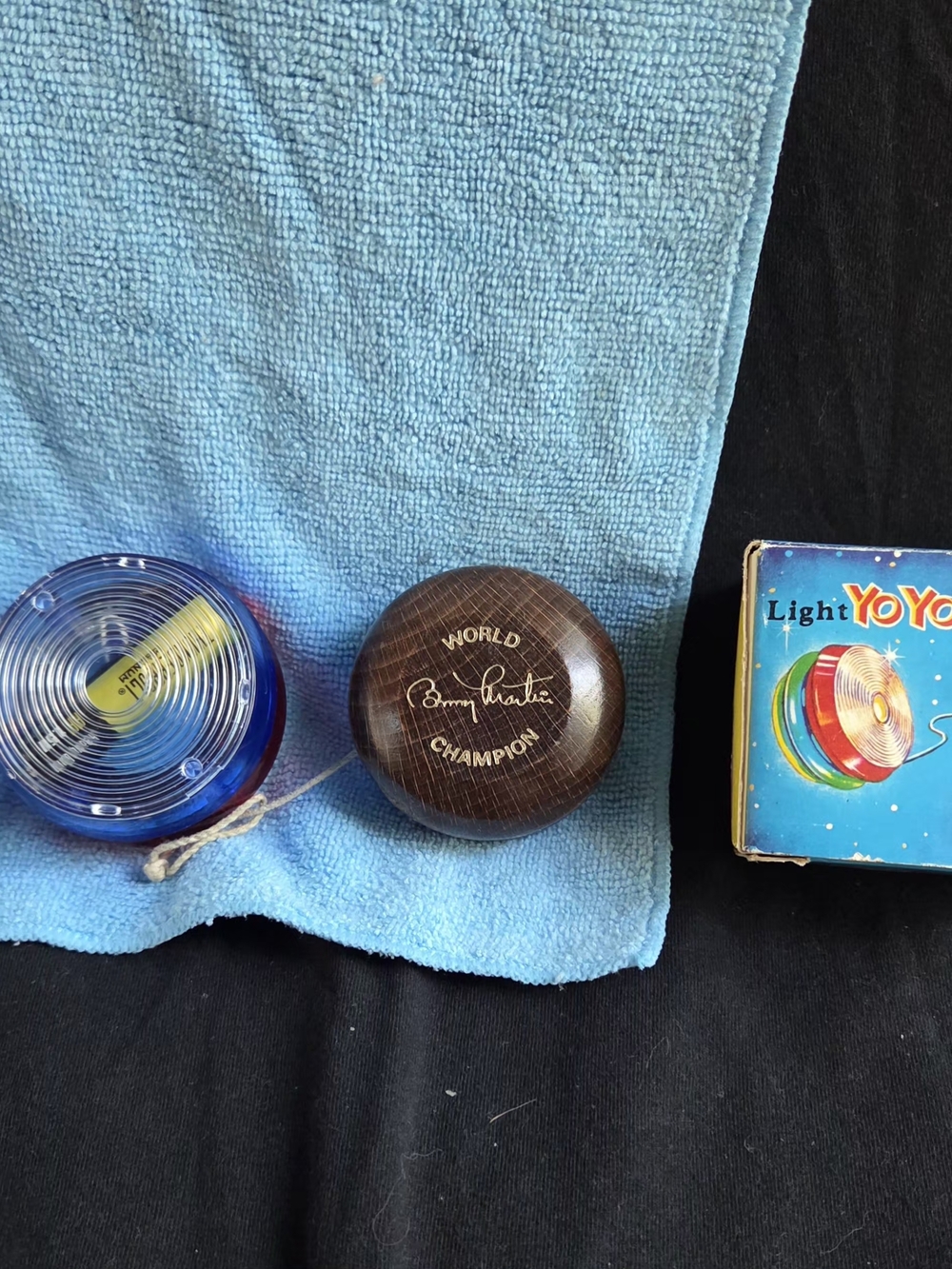 LOT OF TWO VINTAGE YOYOS ONE WORKS WHIT BATTERY